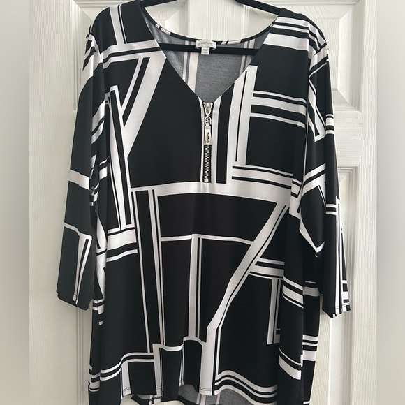 AVENUE Black/White Geometric Blouse w/ Zipper Neckline and 3/4 sleeves 22/24 - Picture 1 of 7
